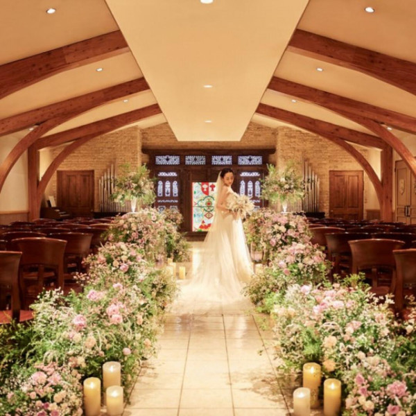 本格的な木造のチャペルではウエディングドレスが映える