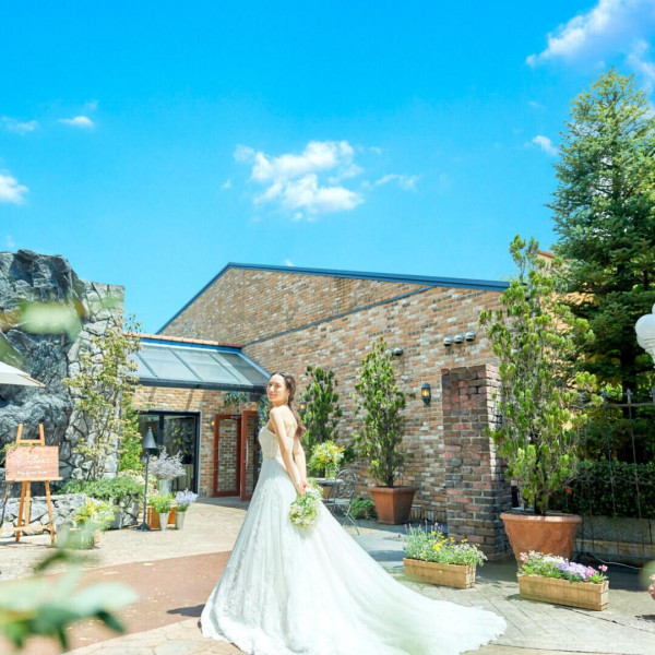 特別な一日のスタートに胸が高まる素敵なエントランス。大空の下で開放的なアフターセレモニーや撮影も★