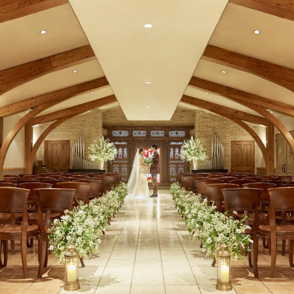 おふたりと大切な人の心に残る誓いの時間を過ごして…木の温もりに包まれるチャペル。