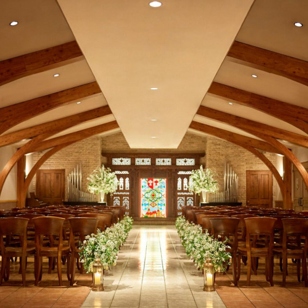 木の温もりに包まれるチャペル。心温まるゲスト祝福の中で執り行われる誓いの時間はまさに幸せと感動の時間