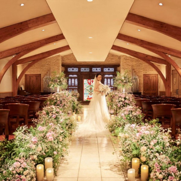 本格的な木造のチャペルではウエディングドレスが映える