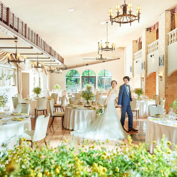 吹き抜けの天井と大きな窓で明るく華やかやパーティー会場。コーデ＆テーブル配置も想いのままに楽しめる！