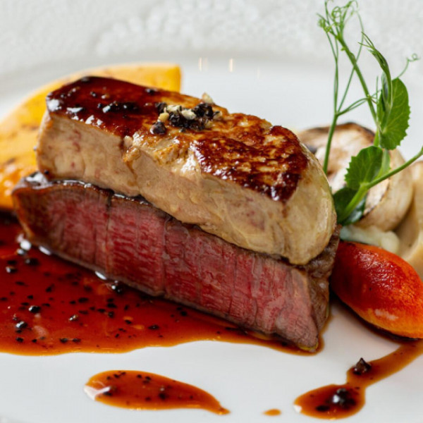 口コミで支持をいただき、お料理で選ばれる結婚式場のコース料理でご両家にとって忘れなれないひと時を…