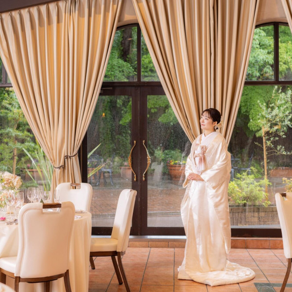 自然な緑が洋装・和装問わずに美しく映えます★コーディネートもおふたりらしく自由に楽しんで♪