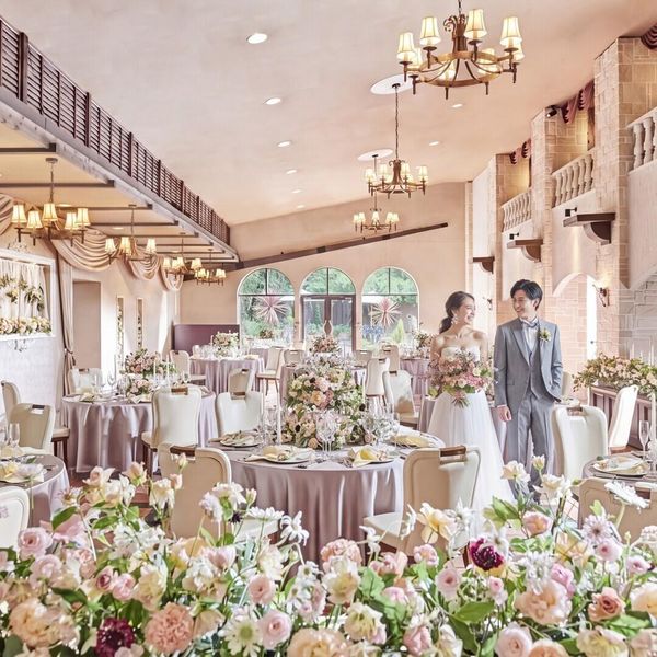 吹き抜けの天井と大きな窓で明るく華やかやパーティー会場。コーデ＆テーブル配置も想いのままに楽しめる！