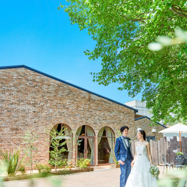 自然な緑豊かな空間の中で写真を残せるのは当館のみ