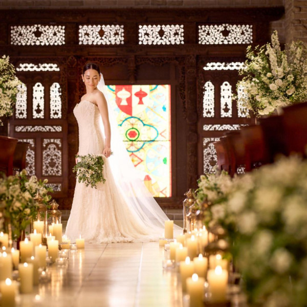 心温まる祝福の中で執り行われる誓いの時間は、幸せと感動でいっぱいのシーンに！ふたりらしく自由な挙式を