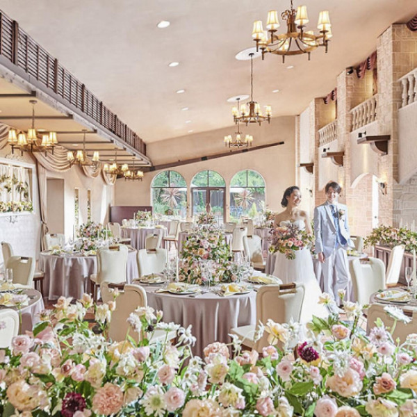 吹き抜けの天井と大きな窓で明るく華やかやパーティー会場。コーデ＆テーブル配置も想いのままに楽しめる！