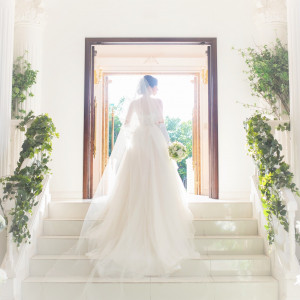 ドレス姿をより一層輝かせるチャペル内の階段に注目♪|WEDDING GARDEN TIARANGE（旧アーデンブリス）の写真(20895451)