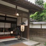 正面玄関。和モダン溢れる入り口!足を踏み入れたらそこは別世界が広がっています。