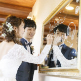 ロビーからチャペルを繋ぐ通路の鏡は使い方自由!新郎新婦からゲストへのメッセージはあたたかなおもてなしに。ゲストに自由にメッセージを書いてもらえば、ゲスト参加型の演出に♪