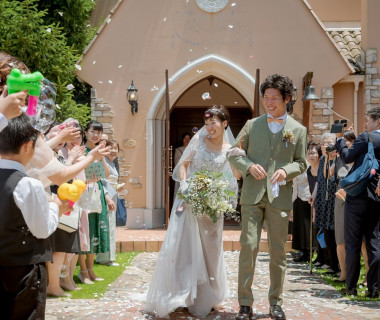 ふたつのガーデンを持つ結婚式場は希少・・・それぞれを上手に使いわけ、チャペル前のセカンドガーデンでフラワーシャワー♪