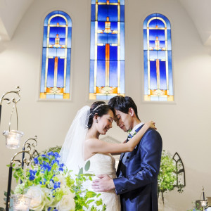 祭壇の上の青く澄んだステンドグラスに一目惚れするカップルも多い|ザ・ハウス愛野（THE HOUSE AINO）の写真(2428729)