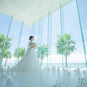 おふたりの後ろには青く澄み渡る大空と輝く海がどこまでも広がる絶景のチャペル！海を見るたびにおふたりの結婚式の記憶が蘇ります♪|シーサイドヴィラ マウロアネーラの写真(33072146)
