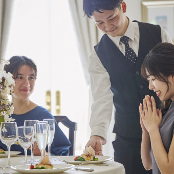 できたてのお料理はすぐにサービススタッフがサーブ。お料理への想いを直接お客様へ。