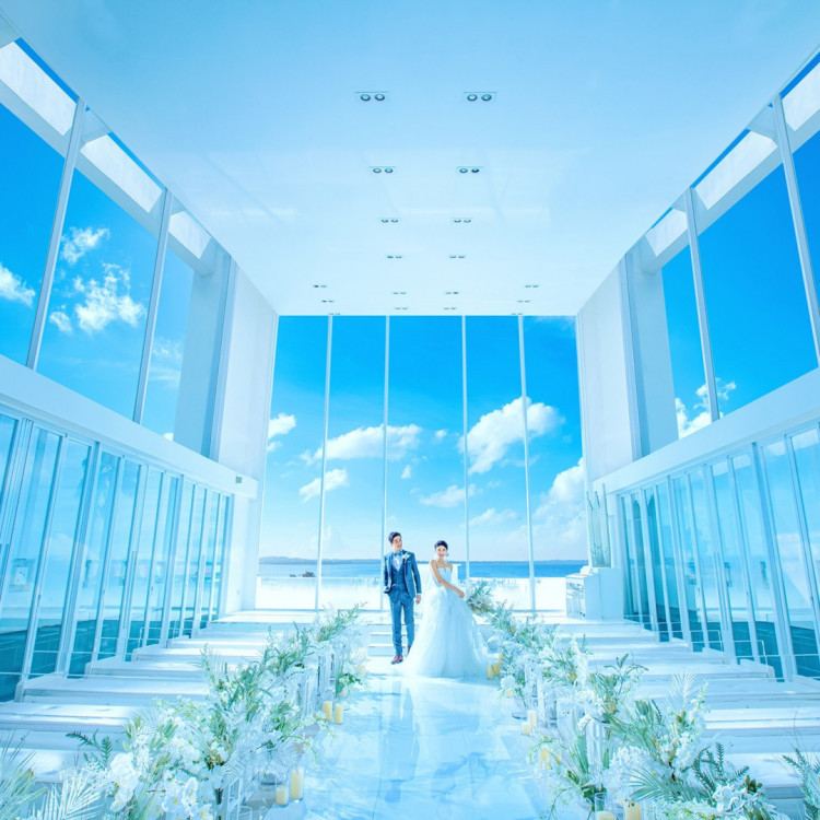 リゾート感のある式場と真っ白で海の見えるチャペル。」｜海が見える