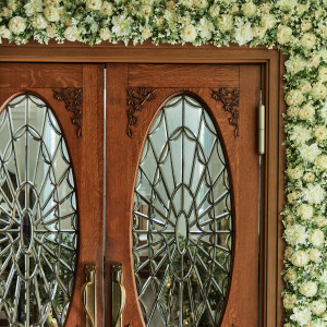 挙式会場前の扉もグリーンに包まれ、あたたかな雰囲気に|ザ・ジョージアンテラスの写真(14483597)