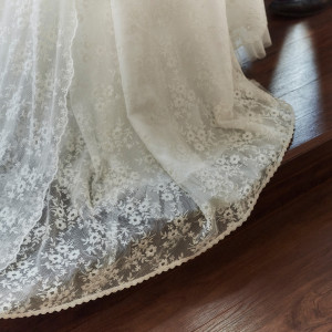 木目調の床には、レースドレスがよく映える|ザ・ジョージアンテラスの写真(14484012)
