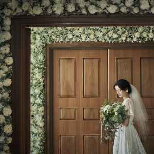 挙式会場前の扉もグリーンに包まれ、あたたかな雰囲気に|ザ・ジョージアンテラスの写真(14482036)
