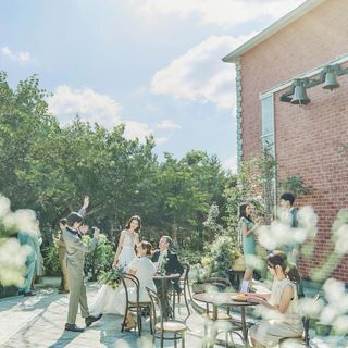 木々の緑と草花が美しいイングリッシュガーデンでは、緑あふれる一軒家貸切邸宅ならではの演出が多彩に叶う