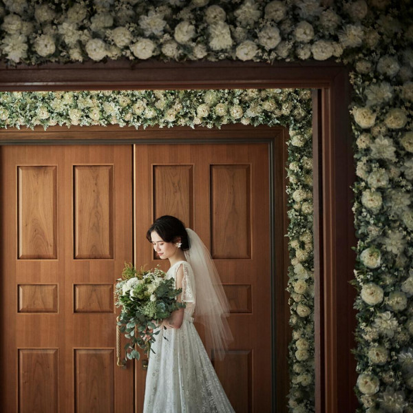 グリーンのあたたかな装飾に包まれた挙式会場の扉。フォトスポットとしても人気