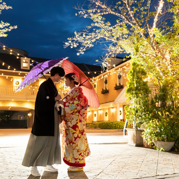 幻想的な光に包まれるナイトウェディング。夜でしか味わえない魅力や多彩な演出も