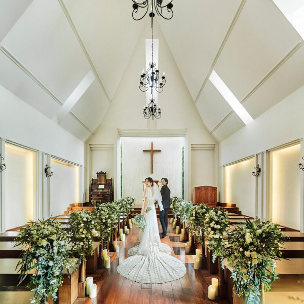ウォールナット天然木のバージンロードを備え、緑と光に包まれた「木の教会」でフォト撮影が叶う