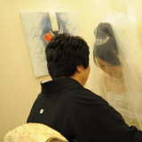 母から娘へと励ましの言葉をかける、ベールダウンの儀式