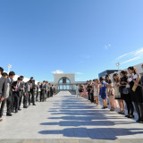 【セントラルコート】街の喧騒から切り離された空間。どこまでも広がる青空を貸しきって祝福!空いっぱいに広がる"ありがとう"。