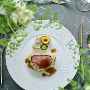 旬彩オードブル＆黒毛和牛贅沢試食！4品2万円相当のコース料理が無料で叶うフェアへお気軽にお越しください。澄み渡る青空と幻想的な夕暮れ、煌めく夜景を眺めながら味わう料理を。|ノートルダム広島/FIVESTAR WEDDINGの写真(55017773)