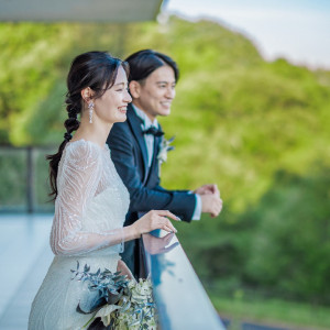 緑を感じる心地よい空間にゲストもリラックスしてパーティを過ごせます。緑に包まれ爽やかな風を感じる上質空間でおふたりとゲストだけのアットホームパーティを叶えて。フェアで確認|ノートルダム広島/FIVESTAR WEDDINGの写真(55017763)