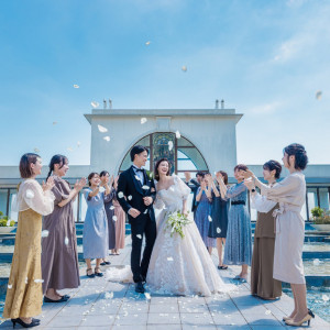 青空×水が一面に広がる開放感抜群のセントラルコート。花嫁のための舞台と過言ではない美しいシチュエーションは撮影スポットとしても人気が高い。ゲストから沢山の祝福を浴びて・・|ノートルダム広島/FIVESTAR WEDDINGの写真(55020465)
