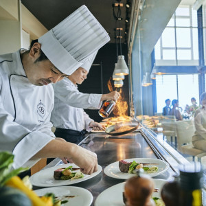 全会場設置の「オープンキッチン」でおもてなしの演出を。おもてなしのプロフェッショナルが贈る、五感で感じる婚礼特別料理と窓の外に広がる広島の景色でゲストへの感謝を伝えてみて|ノートルダム広島/FIVESTAR WEDDINGの写真(55023315)