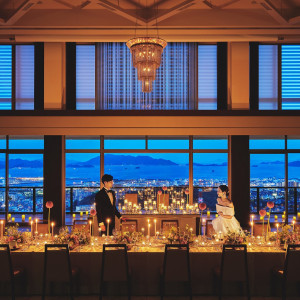 【The villa 3rd / Night Party】広島市内の街灯りと会場のキャンドル装飾でゲストの心にもきっと色濃く残る特別なひと時に。海と空と光が彩る唯一無二を|ノートルダム広島/FIVESTAR WEDDINGの写真(55021796)