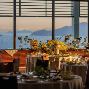 時間の移り変わりをゲスト共に感じて。広島市内に光が灯り始める夕景ウエディング。普段の景色が絶景にかわる非日常で溢れる特別な時間がノートルダム広島にはあります。ぜひご体感を|ノートルダム広島/FIVESTAR WEDDINGの写真(55021800)