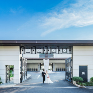 ゲストを迎える大きなゲートを抜けると広島の景色。駐車場も150台分が無料だから車で来館されるゲストも安心。館内に入る前から式場の規模の大きさを体感すること間違いなし・・・|ノートルダム広島/FIVESTAR WEDDINGの写真(55024827)