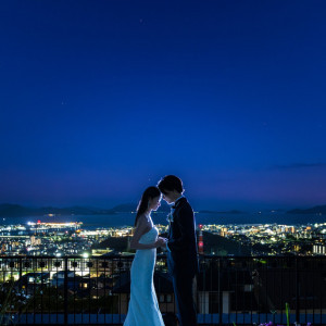 【夜景】おふたりはもちろんゲストの心にもきっと色濃く刻まれる美しい景観。1日とて同じ景色はないからこそ特別な演出の一つになる。一生忘れない眺めを贈ろう。まずはフェアで確認|ノートルダム広島/FIVESTAR WEDDINGの写真(53733675)