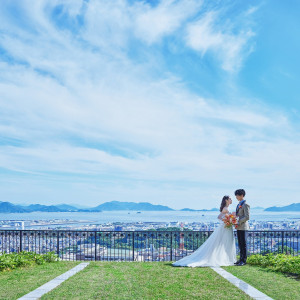 空×海×緑◆広島市内を一望できる特等席をご用意。爽やかな風を感じる上質空間でおふたりとゲストだけの時間を過ごして。各会場には景色を臨むプライベートガーデン併設しております|ノートルダム広島/FIVESTAR WEDDINGの写真(55416226)