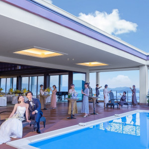 The villa 1st / プールテラス◆セミオープンな設計だから天候を気にせず自由に行き来や幅広い演出も叶う。リゾート感あふれる広々とした空間で非日常を体験しよう。|ノートルダム広島/FIVESTAR WEDDINGの写真(55020396)