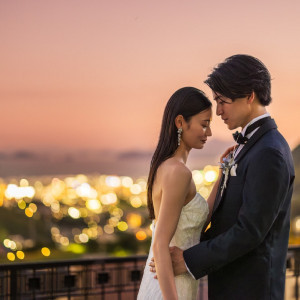 時間の移り変わりをゲスト共に感じて。広島市内に光が灯り始める夕景ウエディング。普段の景色が絶景にかわる非日常で溢れる特別な時間がノートルダム広島にはあります。ぜひご体感を|ノートルダム広島/FIVESTAR WEDDINGの写真(55017771)