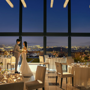 【夜景】おふたりはもちろんゲストの心にもきっと色濃く刻まれる美しい景観。1日とて同じ景色はないからこそ特別な演出の一つになる。一生忘れない眺めを贈ろう。まずはフェアで確認|ノートルダム広島/FIVESTAR WEDDINGの写真(55021400)