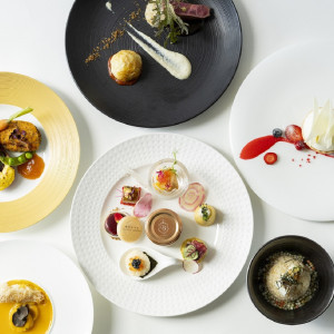 青空と夕暮れ、煌めく夜景。標高200mの高台だからこそ手に入る特別な景色を眺めながら味わう料理。瀬戸内の海の幸・山の幸など豪華食材を使用した婚礼特別料理を心行くまで体感。|ノートルダム広島/FIVESTAR WEDDINGの写真(55017747)