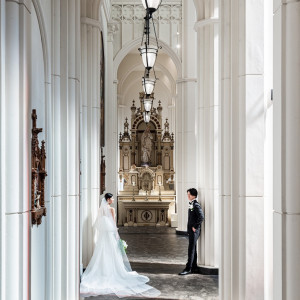 ノートルダム大聖堂内は館内どこを切り取ってもフォトスポット。おふたり入場前ゲストが沢山写真を残すことができる大聖堂で記念の1枚を残して。拘りの洗練されたセレモニーステージ|ノートルダム広島/FIVESTAR WEDDINGの写真(55021132)