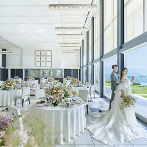 ◆The villa 2nd◆上質×ラグジュアリーをコンセプトに造りあげられ大人花嫁の理想が叶う。天井までガラス張りだから抜群の開放感と美しく爽快な眺めは、素敵！の声も。|ノートルダム広島/FIVESTAR WEDDINGの写真(55021398)