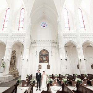 ノートルダム大聖堂内は正面だけでなくサイドも本格的な造り。おふたりの入場前にゲストが見て楽しめる内装がだからこそ印象的な1日の始まり。花嫁のための空間で大切な誓いを立てて|ノートルダム広島/FIVESTAR WEDDINGの写真(55017752)