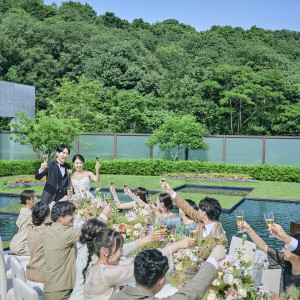緑×水×風を感じるガーデンパーティを。リゾート感あふれる広々とした空間で非日常を満喫。計算しつくされた世界観と美景を眺めながらのパーティはゲストとのかけがえのない時間に。|ノートルダム広島/FIVESTAR WEDDINGの写真(55022784)