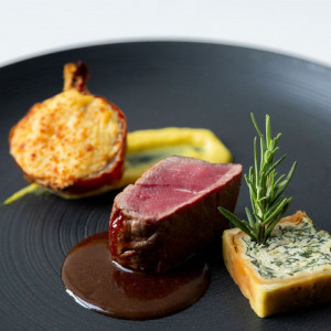 美景を眺めながら堪能する彩り香り五感で味わう美食。軽快な音と食欲をそそる香りで料理への期待が高まる設備が充実。試食会では黒毛和牛を含む4品/2万円相当の内容が楽しめる！！|ノートルダム広島/FIVESTAR WEDDINGの写真(52643960)