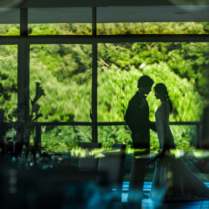 緑を感じる心地よい空間にゲストもリラックスしてパーティを過ごせます。緑に包まれ爽やかな風を感じる上質空間でおふたりとゲストだけのアットホームパーティを叶えて。フェアで確認|ノートルダム広島/FIVESTAR WEDDINGの写真(55021798)