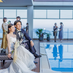 The villa 1st / プールテラス◆セミオープンな設計だから天候を気にせず自由に行き来や幅広い演出も叶う。リゾート感あふれる広々とした空間で非日常を体験しよう。|ノートルダム広島/FIVESTAR WEDDINGの写真(55017769)