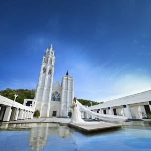 広島市内から見上げると見えるノートルダム大聖堂。小さい時から見ていた、ここで結婚式をするのが憧れだったという花嫁様も多く一度は訪れたい場所だからこそ、この機会にご来館を。|ノートルダム広島/FIVESTAR WEDDINGの写真(30341026)